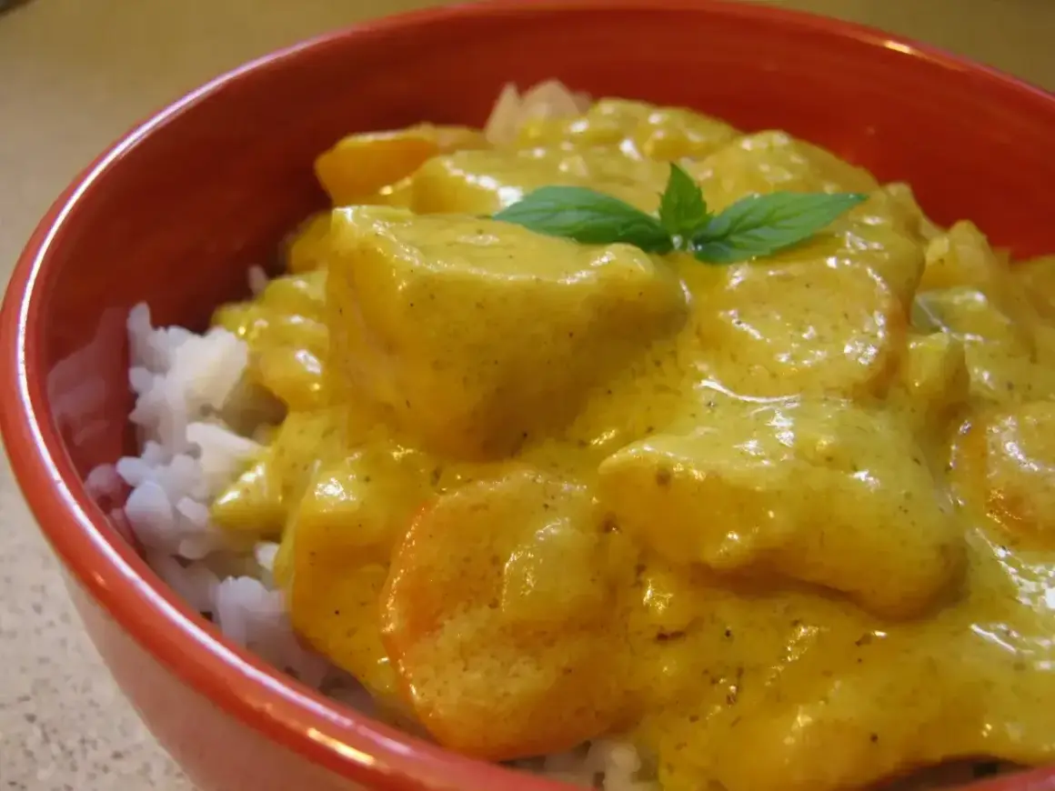 Miseczka ryżu z aromatycznym, kremowym curry. Na wierzchu listek mięty dodaje świeżości.