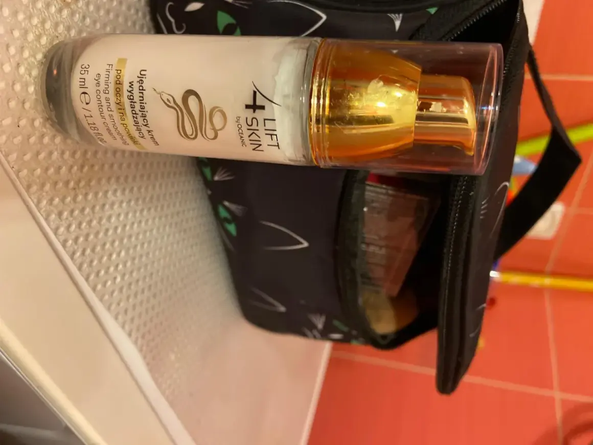 Krem pod oczy 4 Lift Skin ujędrnia i wygładza skórę. Złota pompka i czarna kosmetyczka z kocimi uszami.