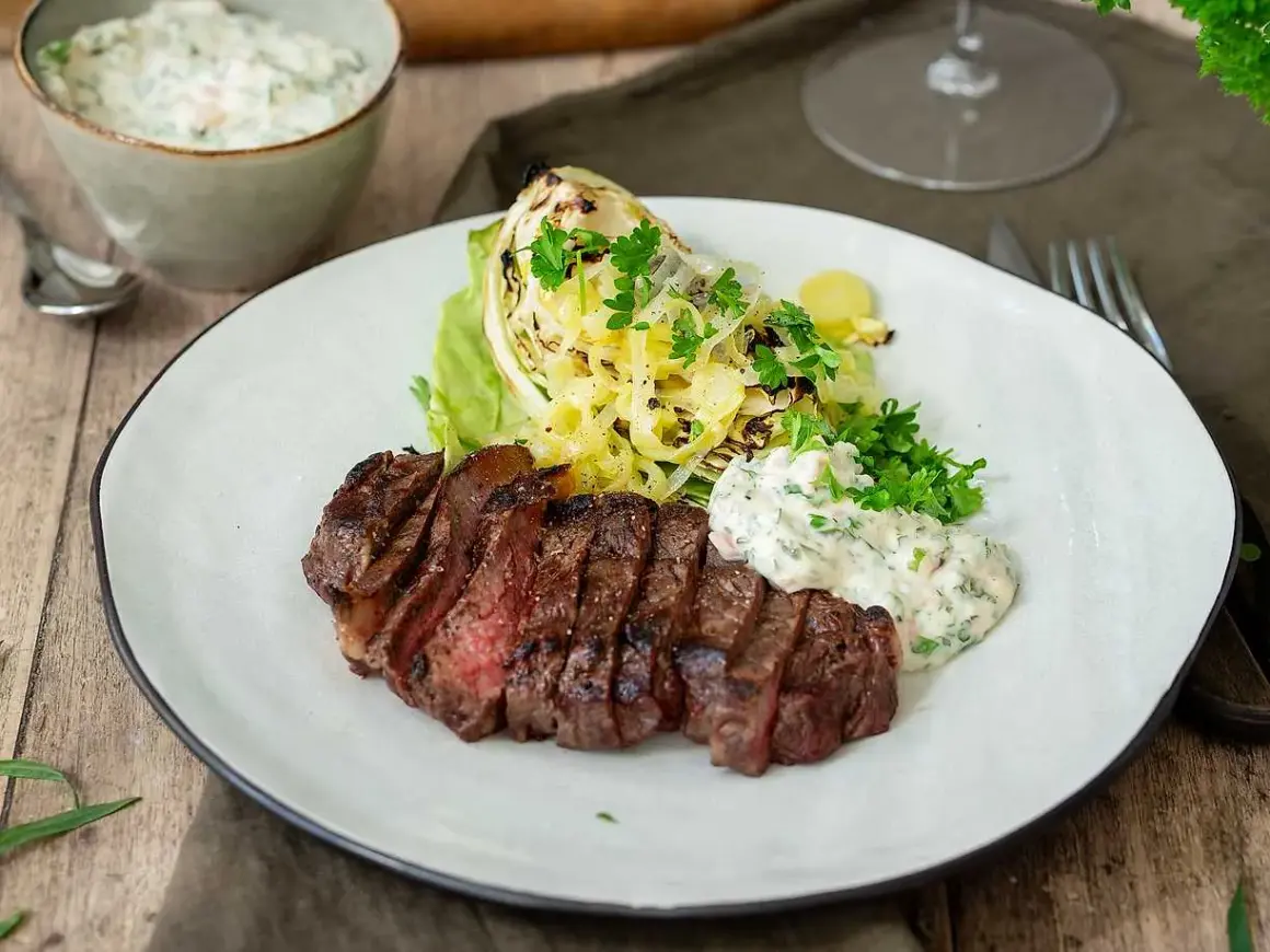 Perfekt grillad ryggbiff med krispig kål och en krämig sås. En härlig måltid att grilla ryggbiff till.