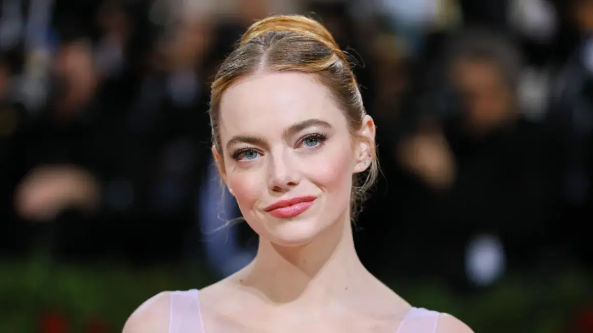 Emma Stone, con su color de pelo para ojos verdes, luce un peinado recogido y un maquillaje sutil.