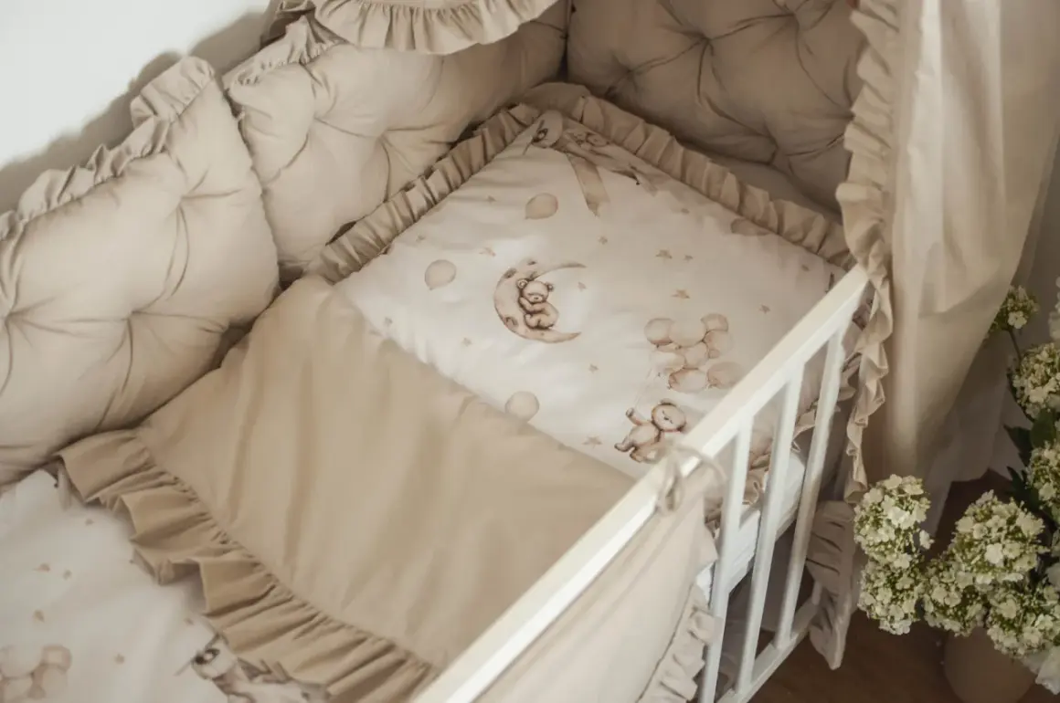 Urocza wyprawka do łóżeczka z misiami, księżycem i balonami. Miękkie ochraniacze i pościel w pastelowych kolorach.