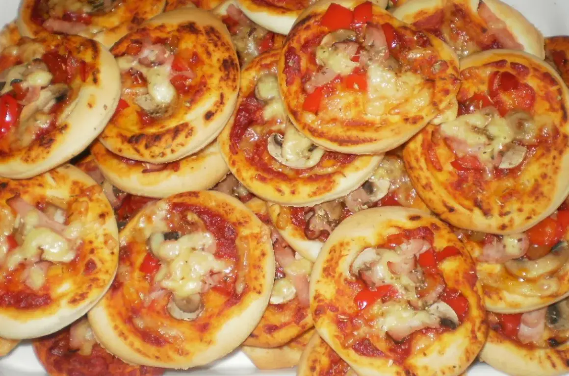 Pyszne pizzerinki z pieczarkami i papryką, idealne na imprezę. Prosty pizzerinki przepis, który pokochasz!