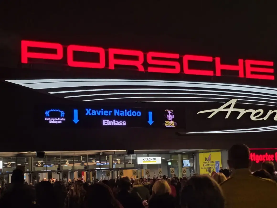 Vor der Porsche Arena Stuttgart drängen sich Fans für Xavier Naidoo.