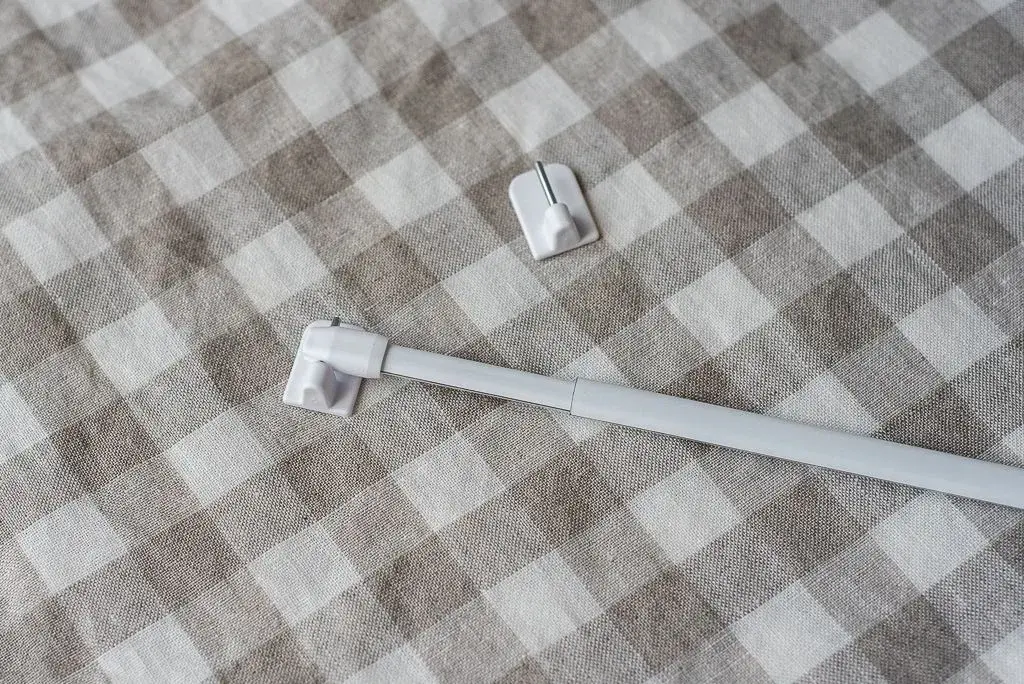 Jak zrobić zasłonkę do szafki DIY? Poradnik bez wiercenia