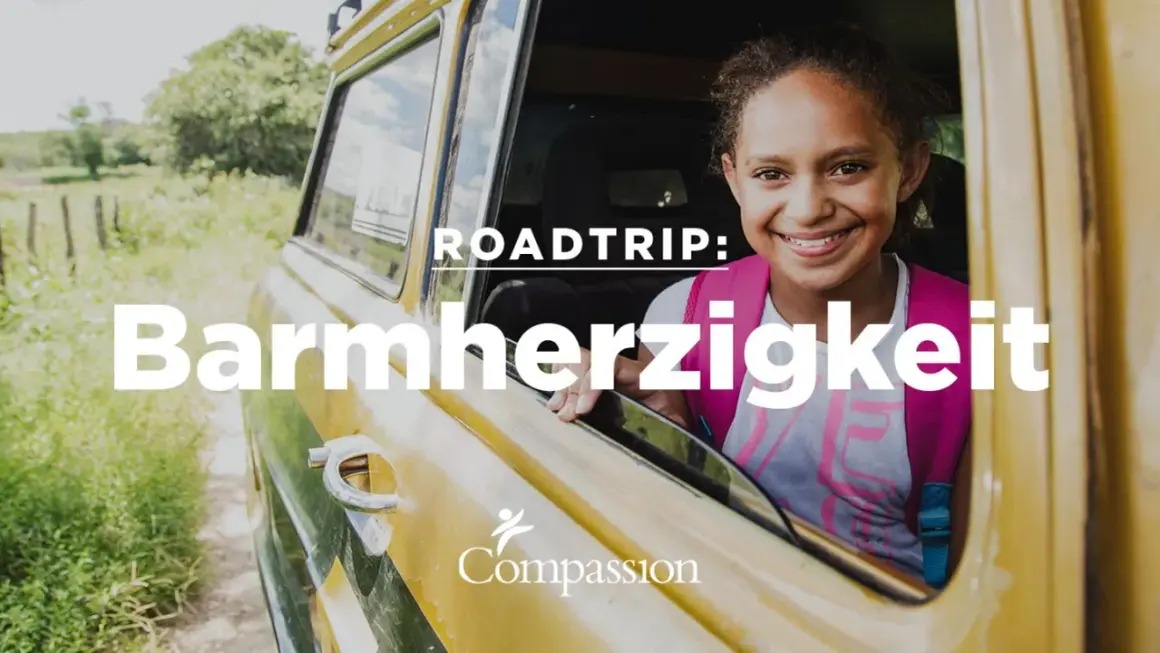 Ein lächelndes Mädchen im Auto, bereit für einen Roadtrip der Barmherzigkeit, inspiriert von Lukas 10, 25-37.
