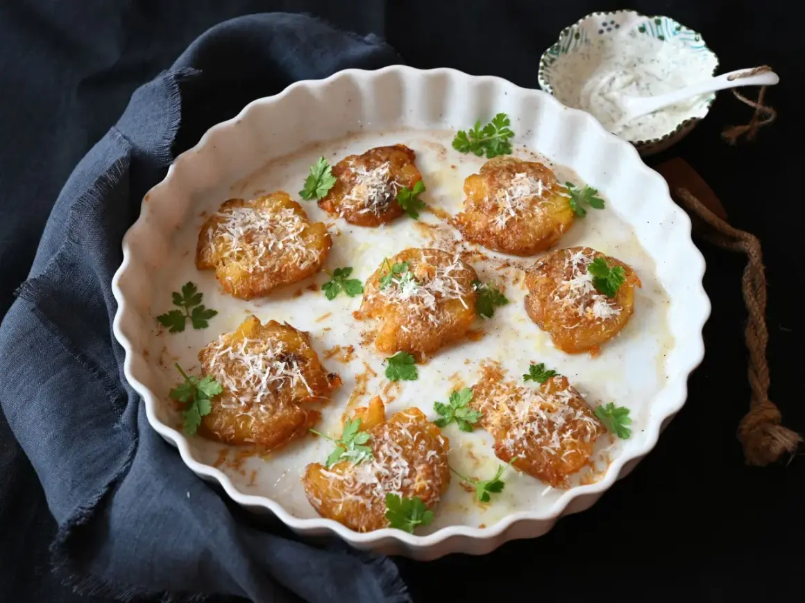 Knusprige, goldbraune Smashed Potatoes mit Parmesan und Petersilie, ein köstliches Rezept für jeden Anlass.