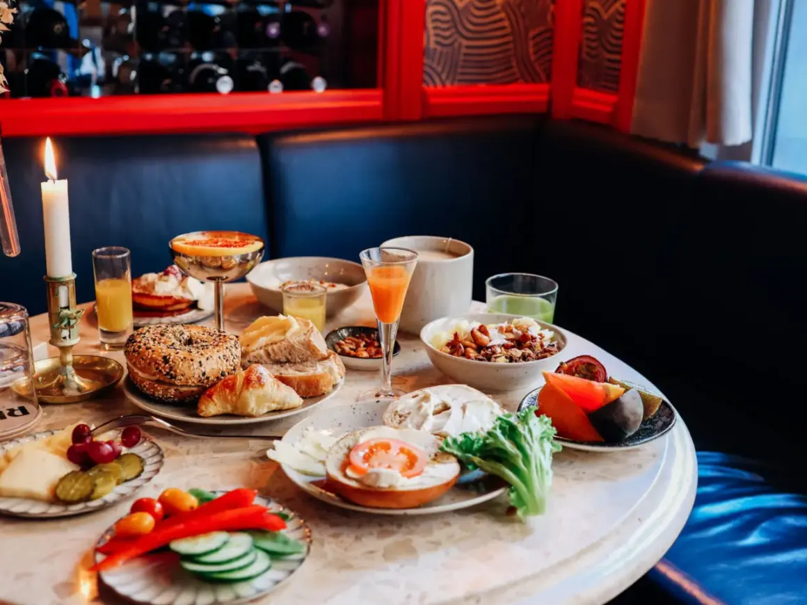 En härlig frukost i Stockholm med bagels, croissanter, frukt, grönsaker och juice.