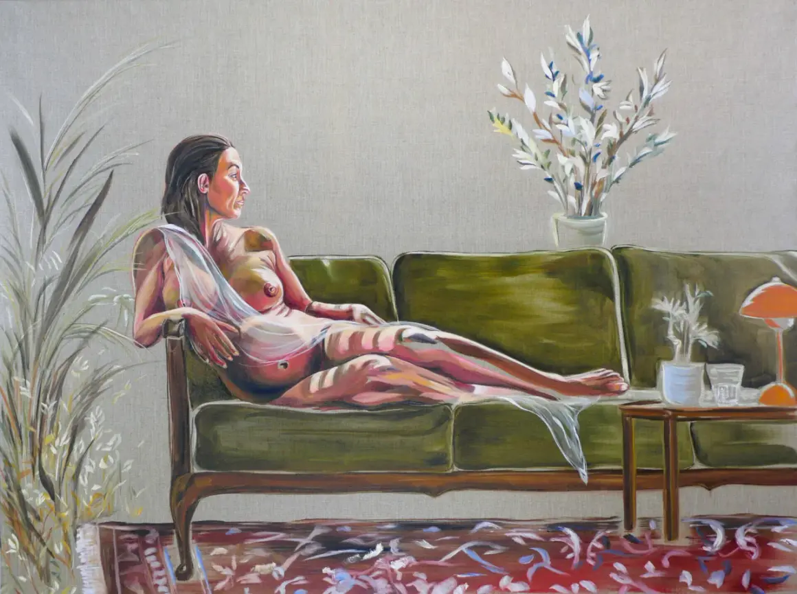 Gemälde einer Frau auf einem grünen Sofa, die sich in einem transparenten Tuch räkelt. Die Szene erinnert an eine moderne Interpretation der Maria Lactans.