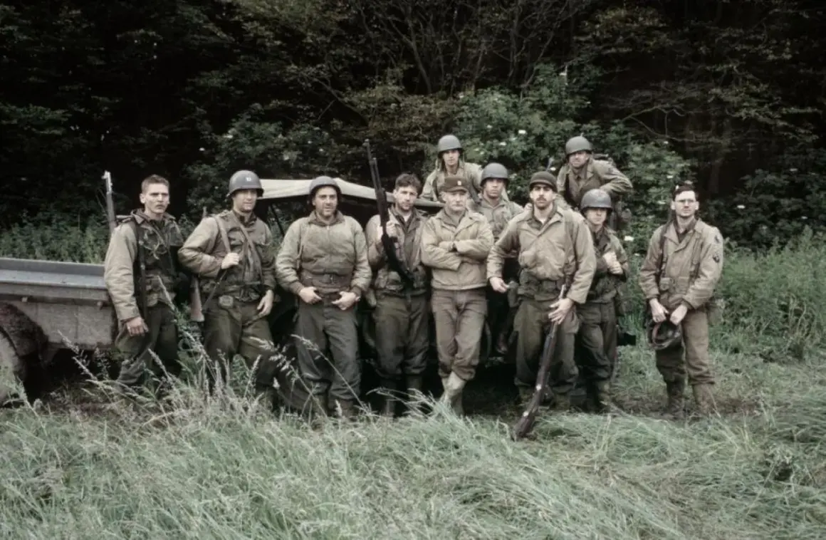 Żołnierze z filmu "Szeregowiec Ryan" w pełnym rynsztunku, gotowi do akcji.