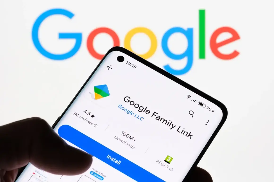 Telefon z aplikacją Google Family Link, która ułatwia kontrolę rodzicielską na Androidzie.
