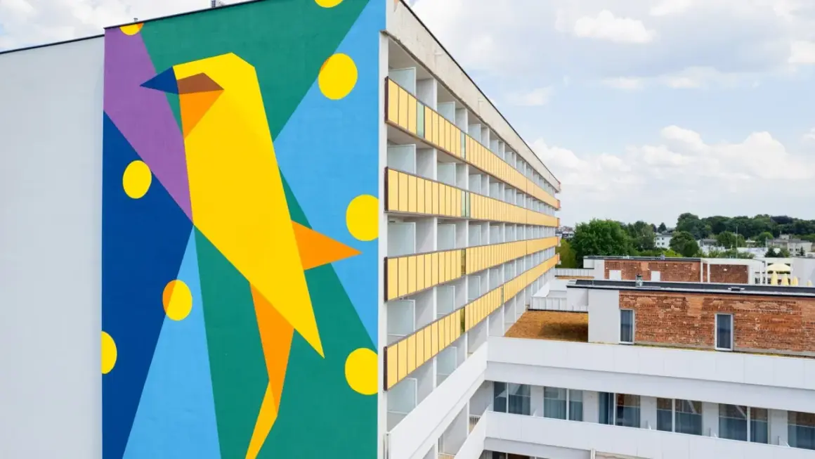 Kolorowy mural z ptakiem zdobi ścianę sanatorium milicyjnego w Nałęczowie.