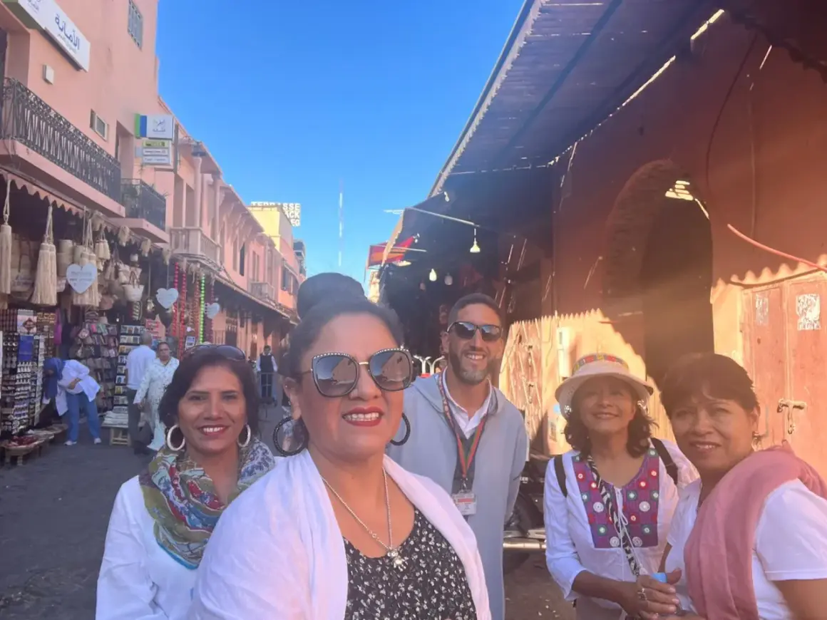 Grupo de mujeres sonríe en un mercado de Marruecos. Viajar a Marruecos es peligroso para mujeres, pero ellas disfrutan la aventura.