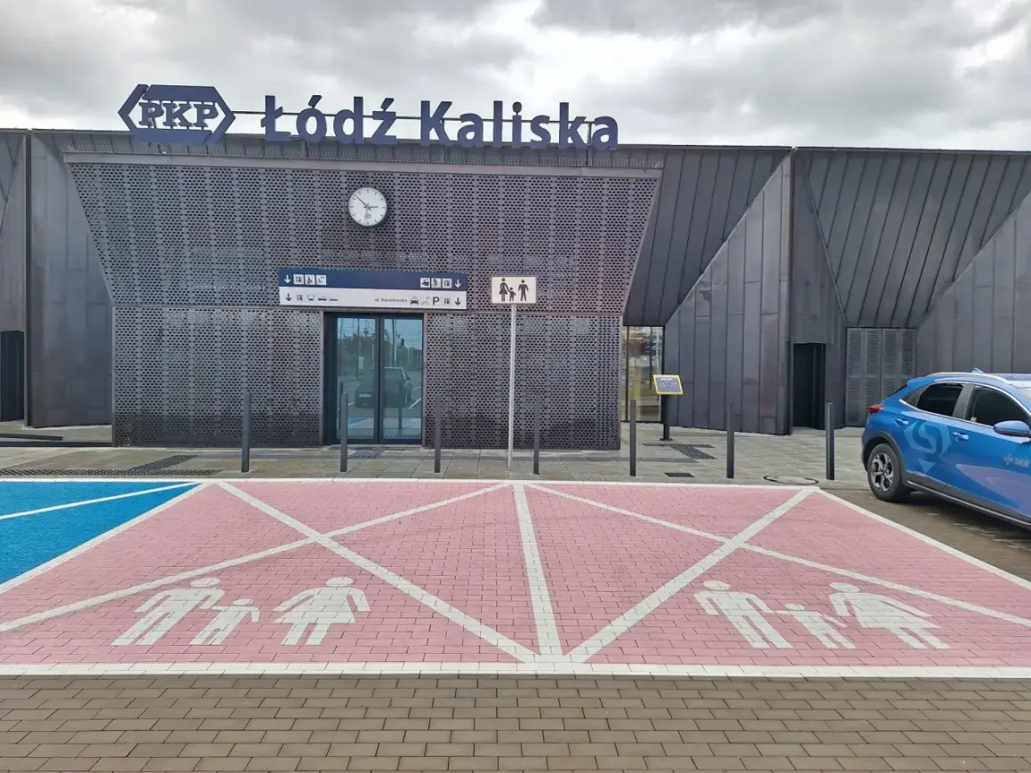 Łódź Kaliska grupa rodzinna na parkingu. Nowoczesny dworzec PKP.