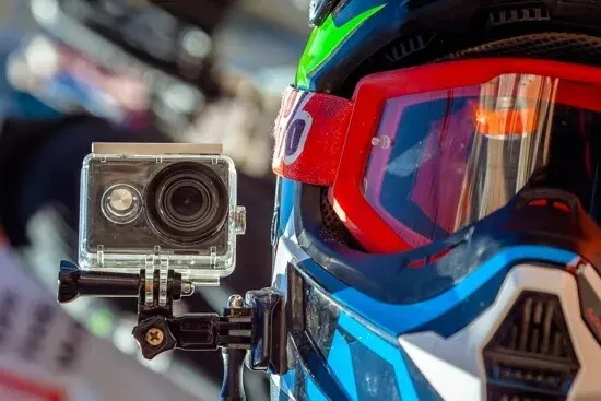 Kamera na kask motocyklowy: Jak wybrać i nie żałować? Poradnik