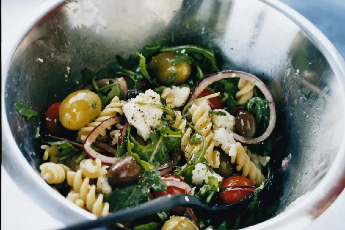 En härlig pastasallad med rotfrukter, oliver, fetaost och ruccola. Ett perfekt pastasallad recept för sommaren.