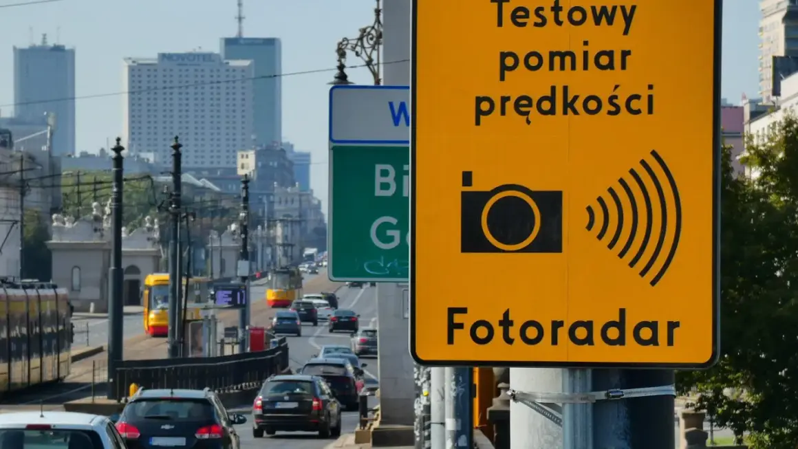 Żółty znak "Fotoradar" informuje o testowym pomiarze prędkości. Czy fotoradar musi być oznakowany? Tak, ten jest.