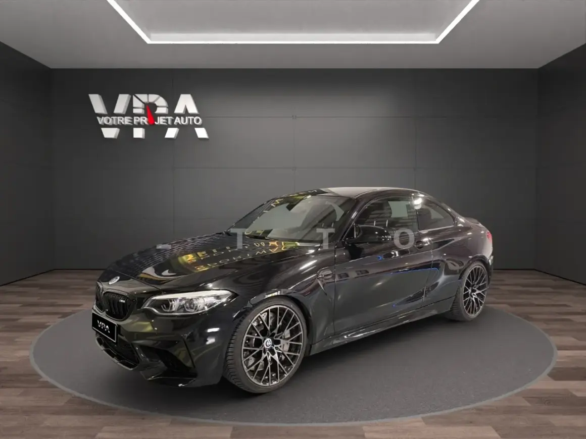 Une BMW M2 Competition noire, prête à rugir comme un pur-sang. Ses lignes agressives promettent une expérience de conduite d'exception.