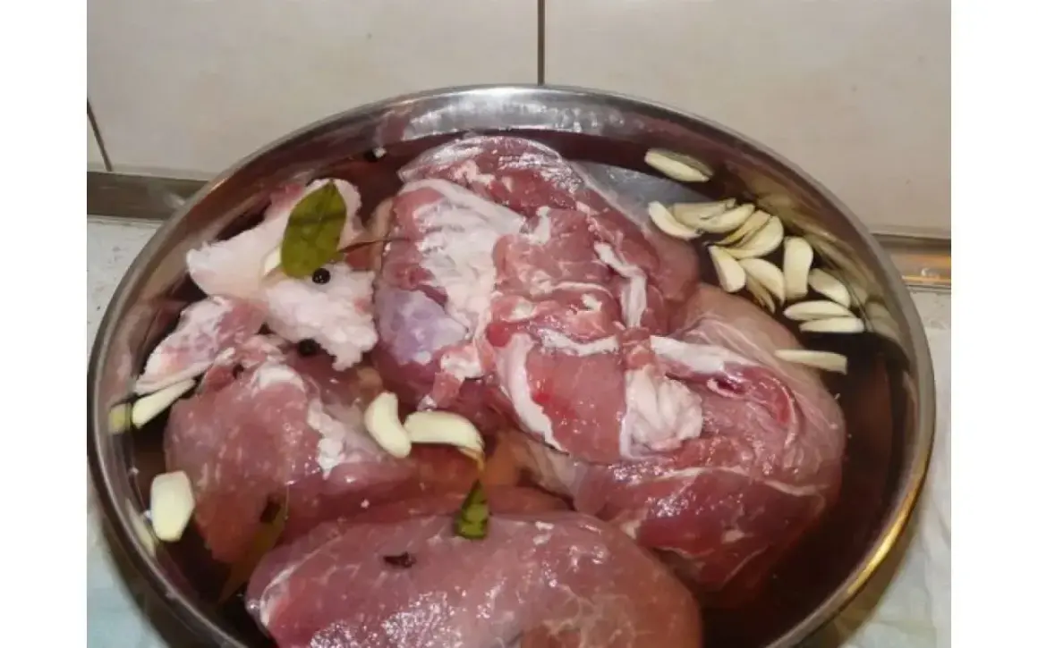 Mięso w zalewie do peklowania na mokro, z dodatkiem czosnku, liści laurowych i ziaren pieprzu.
