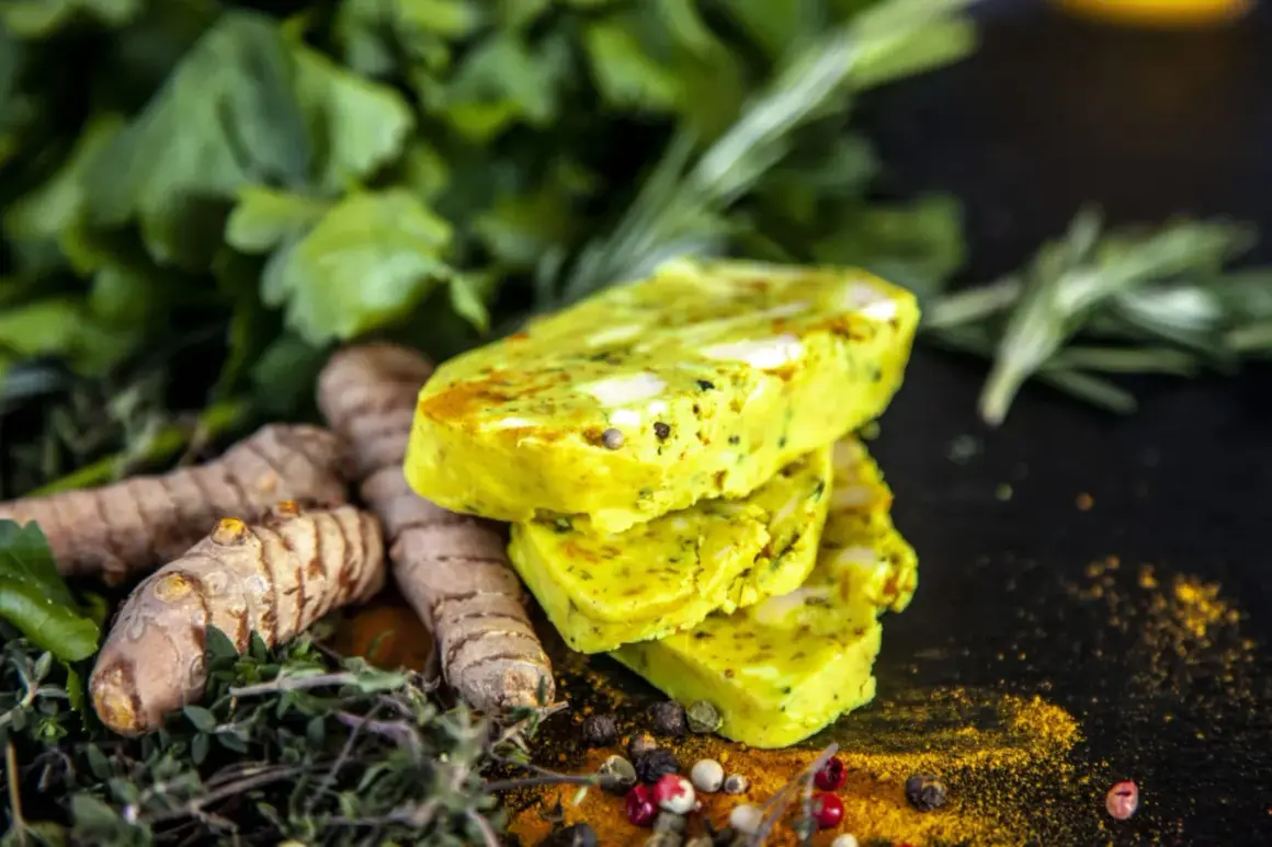 Gelbe Kurkuma-Riegel mit Kräutern und Gewürzen. Perfekt, um Gerichten eine goldene Farbe und würzigen Geschmack zu verleihen.