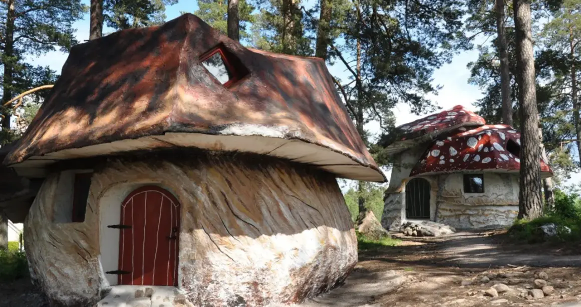 Två fantasifulla svamphus i en skogsmiljö. En magisk plats för unika upplevelser i Sverige.