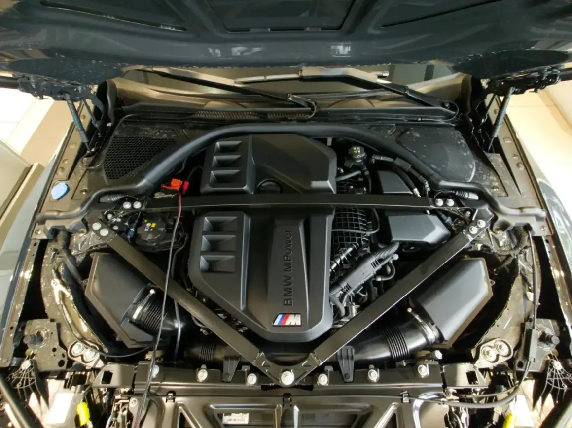 Silnik BMW M Power z widocznym systemem VANOS.