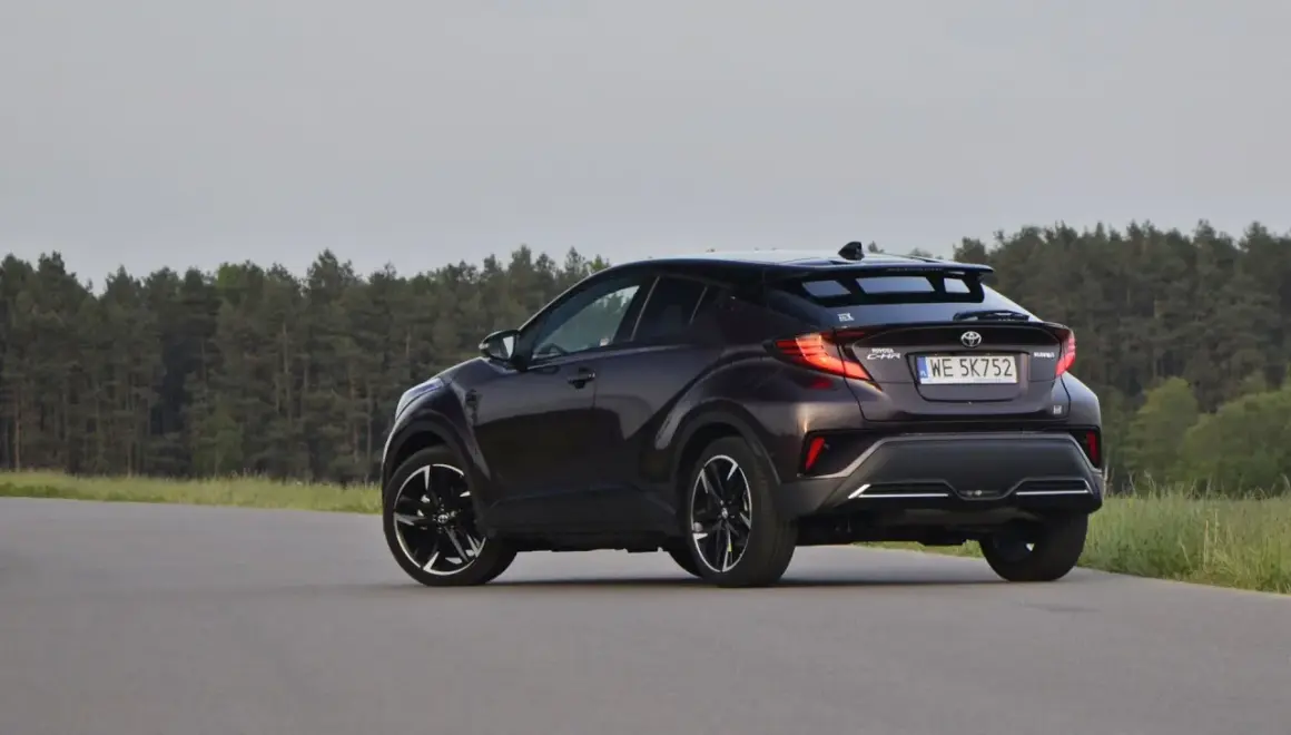 Ciemnobrązowa Toyota C-HR z czarnymi felgami na tle lasu. Czy to auto ma jakieś usterki?