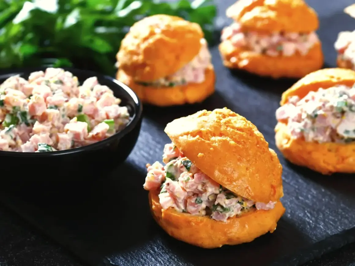 Pyszne kanapki do pracy z pastą jajeczną i szynką, idealne na szybki lunch.