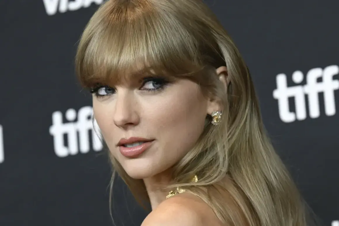 Zbliżenie na Taylor Swift, której stylizacja i makijaż podkreślają jej urodę. Jej dyskografia to bogactwo hitów.
