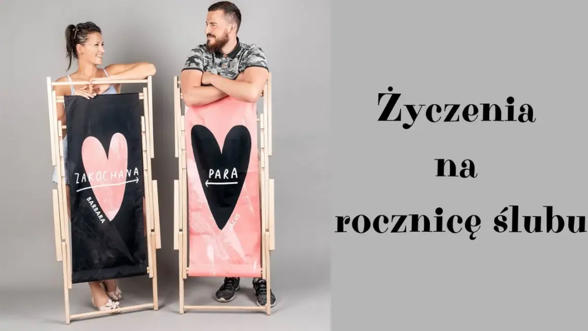 Para zakochanych przy leżakach z sercami. Idealne życzenia na rocznicę ślubu dla Barbary i Jacusa.
