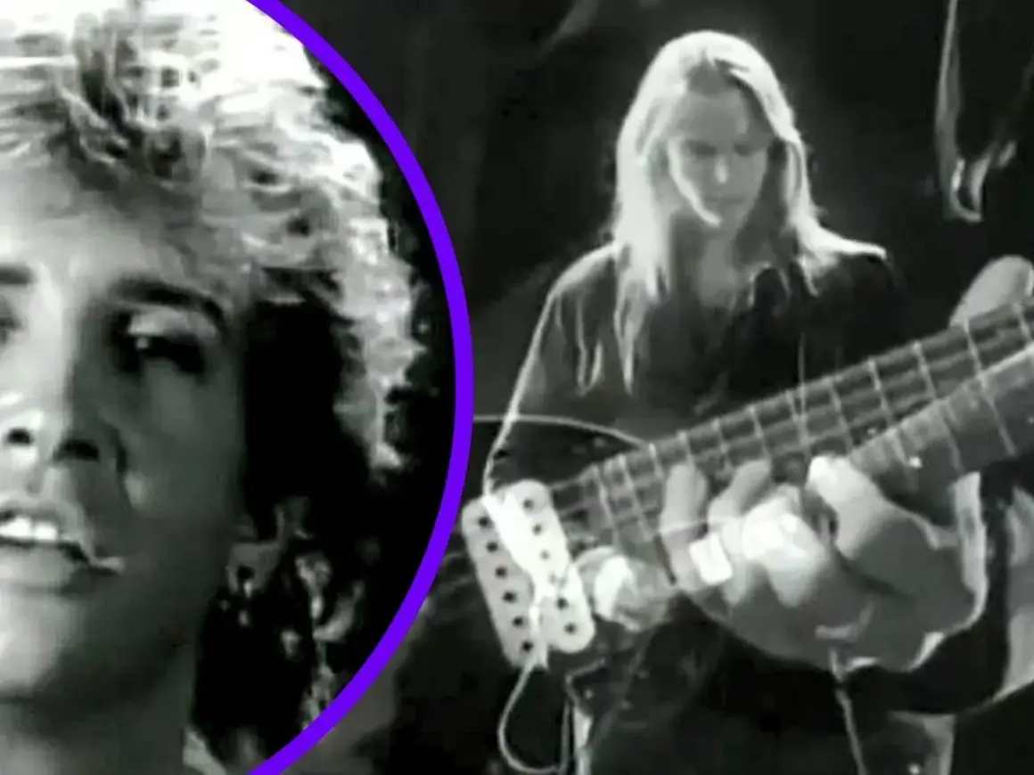 Młody muzyk z burzą blond włosów, jak zagubiony syn, gra na gitarze basowej.