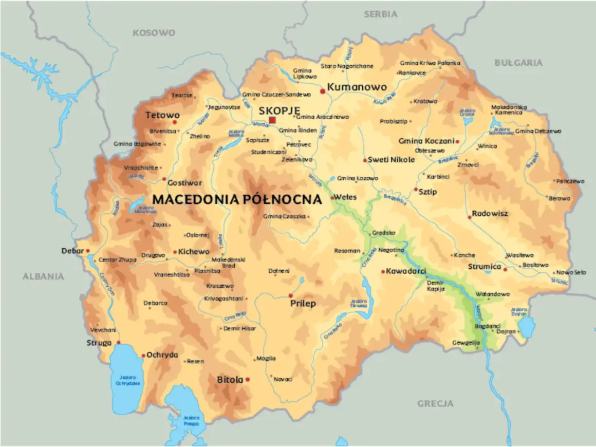 Mapa polityczna Macedonii Północnej, pokazująca jej położenie między Serbią, Bułgarią, Grecją i Albanią. Widoczne stolica Skopje i inne miasta.