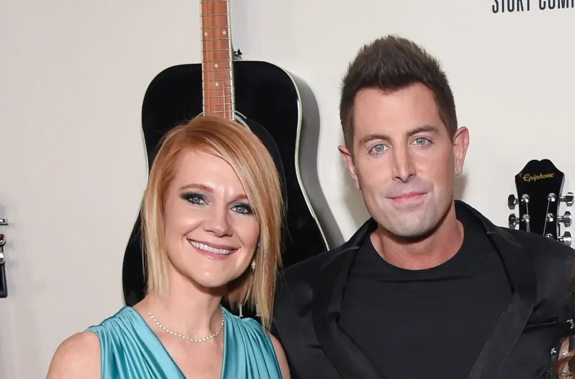 Jeremy Camp und seine Ehepartnerin Adrienne, lächelnd vor Gitarren.