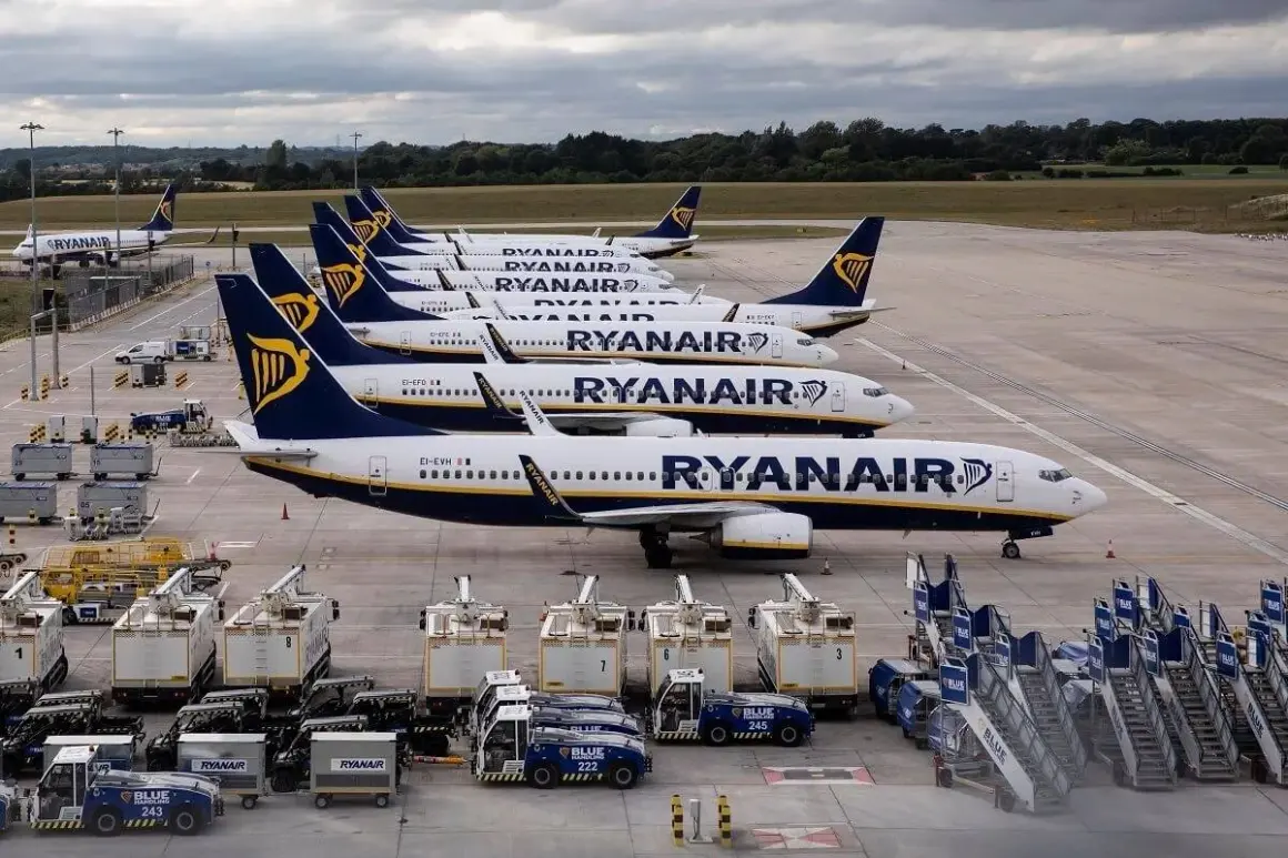 Samoloty Ryanair stojące w rzędzie na płycie lotniska. Taki widok może sugerować **overbooking** lub po prostu postój floty.