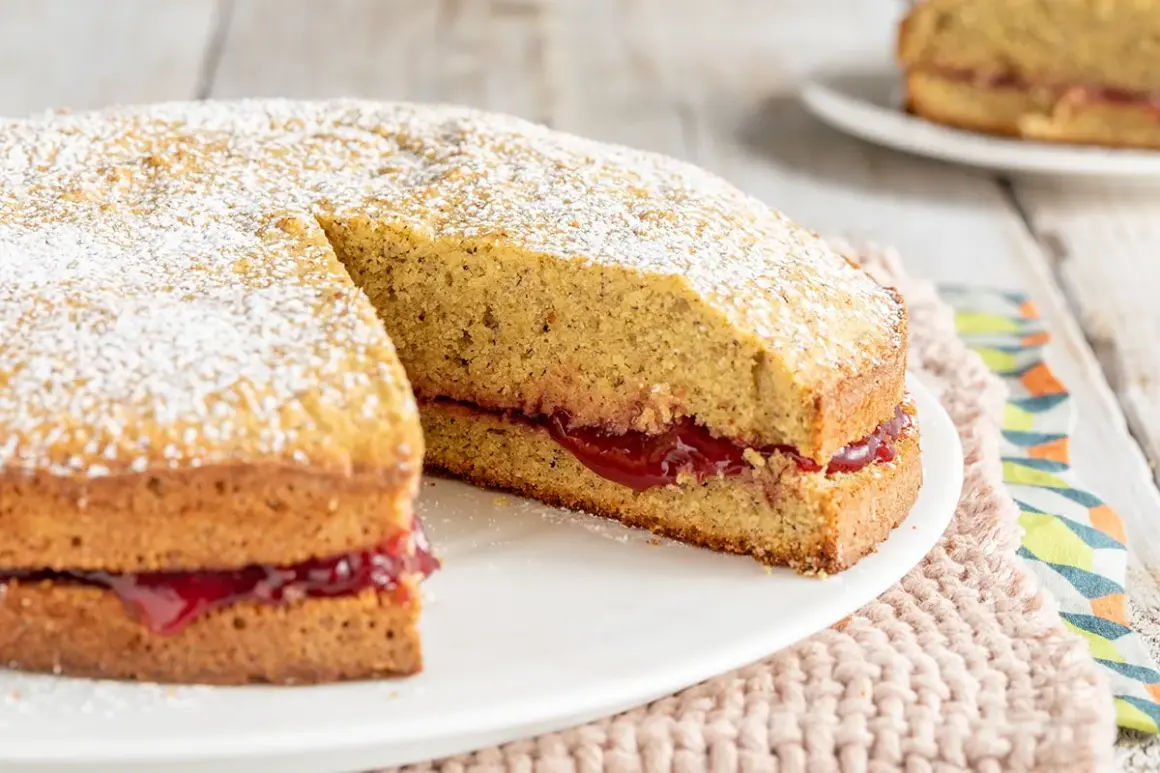 Torta di grano saraceno trentino, soffice e spolverata di zucchero a velo, con un ripieno goloso di marmellata.