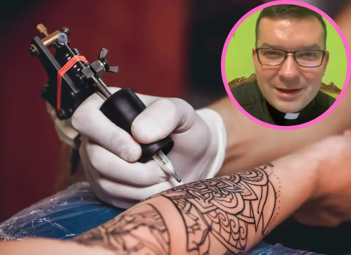Ksiądz z tatuażem, który właśnie powstaje na ramieniu. W okręgu uśmiechnięty mężczyzna w okularach i sutannie.