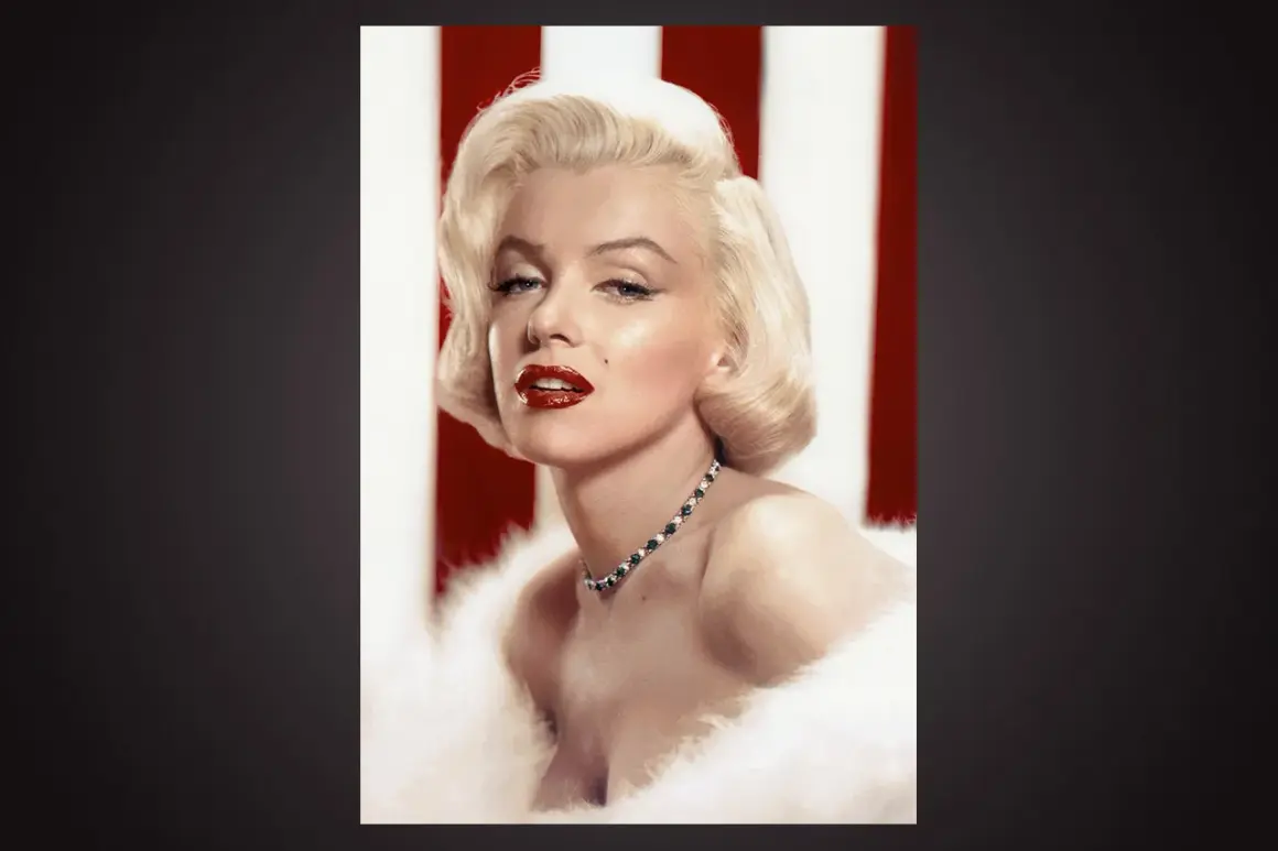 Marilyn Monroe, en ikonisk supermodell, poserar med rött läppstift och en pärlhalsband mot en rödvit randig bakgrund.