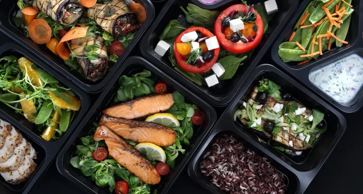 Ile kosztuje catering Chodakowskiej? Sprawdź ceny i oferty dietetyczne