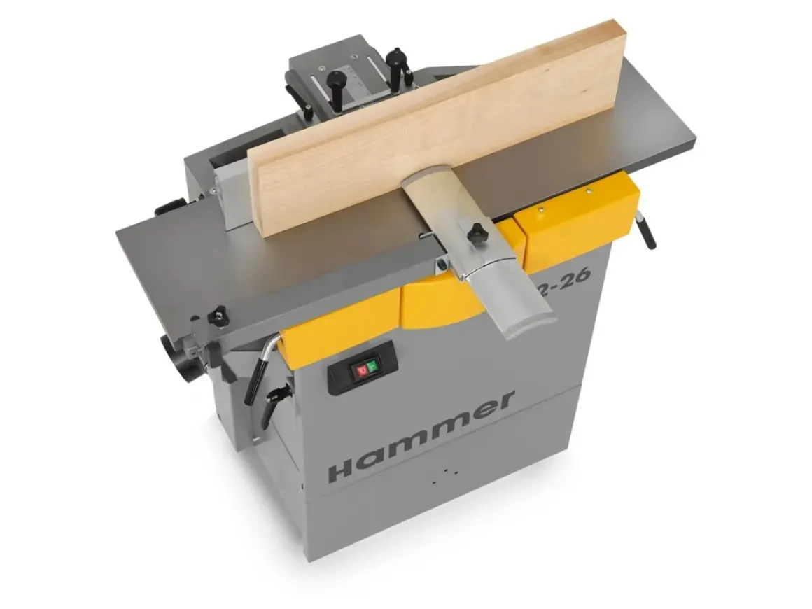 Rabot dégau Hammer prêt à aplanir une planche de bois.