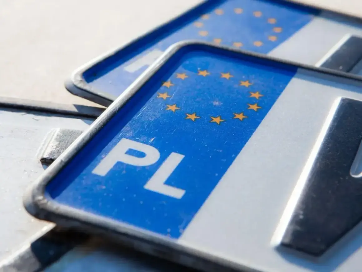 Zbliżenie na polskie tablice rejestracyjne z gwiazdami UE. Czy trzeba zmieniać tablice rejestracyjne? Nie, te są wciąż aktualne.
