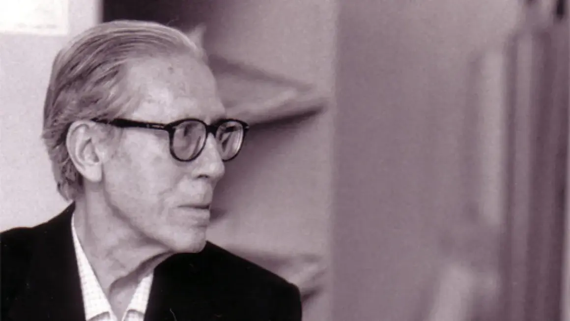 Retrato de José Luis Cano, hombre mayor con gafas, mirando hacia la izquierda.