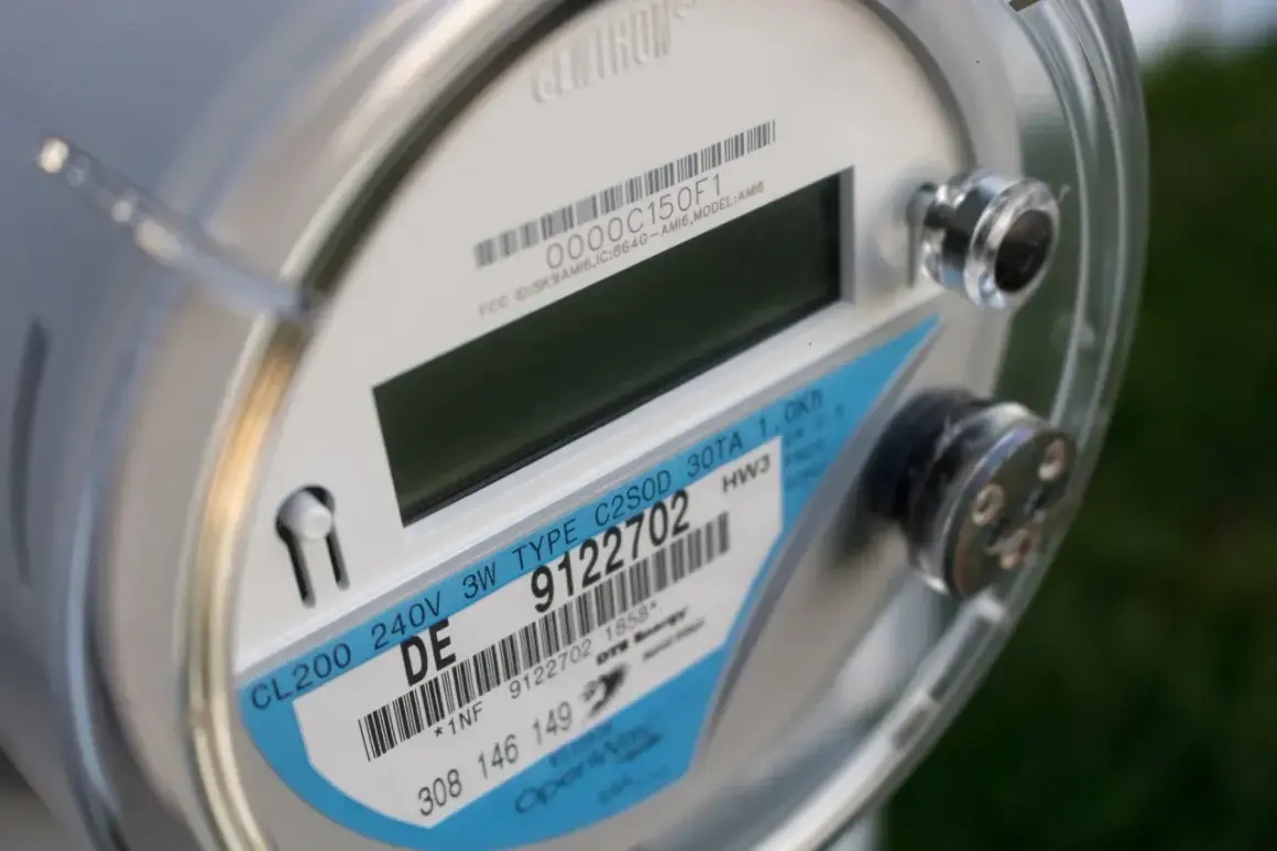 Inteligentny licznik energii elektrycznej, model Centron, z etykietą informującą o taryfie i numerze seryjnym.