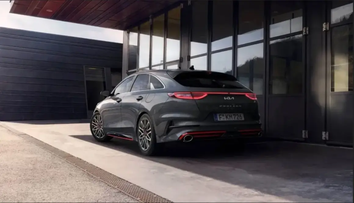 Nowoczesna Kia Proceed, której historia sięga Korei Południowej, prezentuje się dynamicznie na tle architektonicznego budynku.