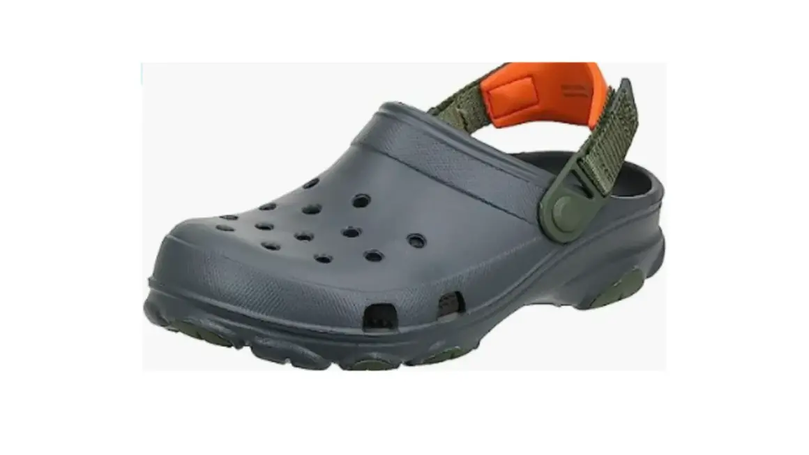 Scarpa da uomo Crocs grigia con cinturino arancione e verde. Perfetta per l'avventura.