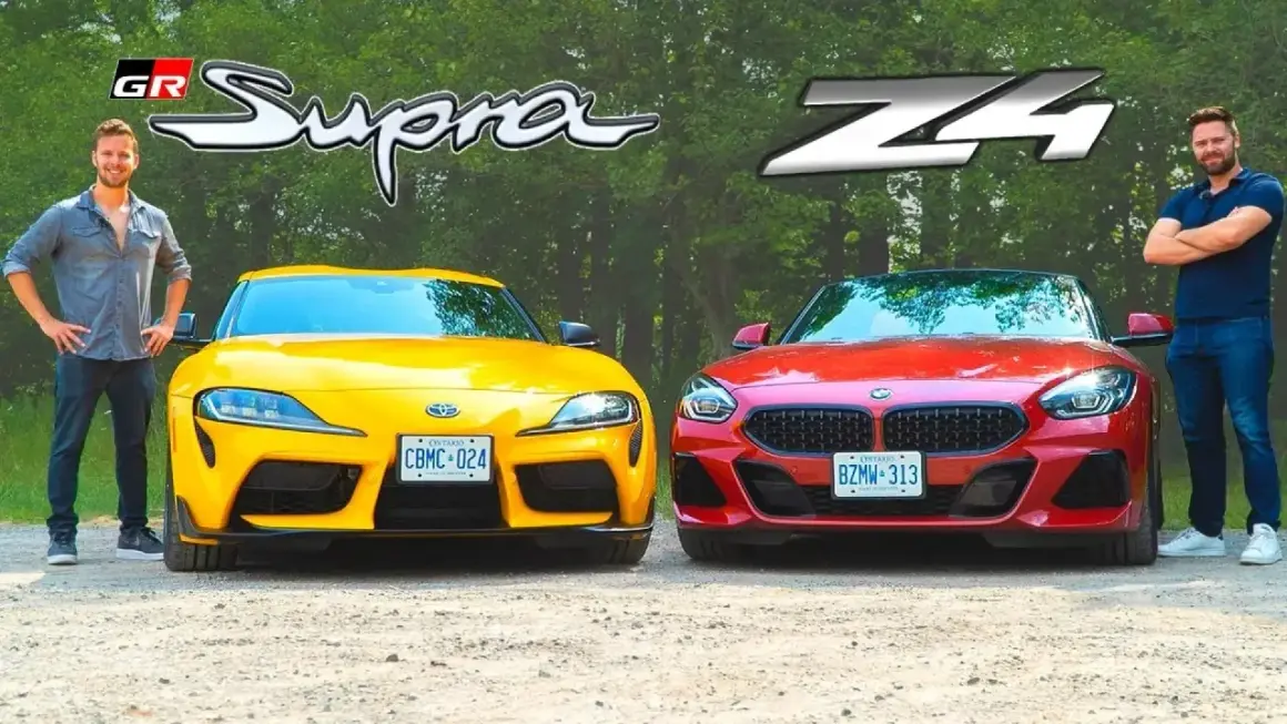 Dos hombres posan junto a un Toyota Supra amarillo y un BMW Z4 rojo.