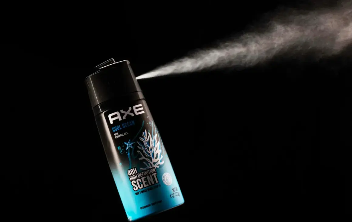 Axe Cool Ocean dezodorant w sprayu, który rozpyla orzeźwiającą mgiełkę, by zwalczyć dziwny zapach w mieszkaniu.