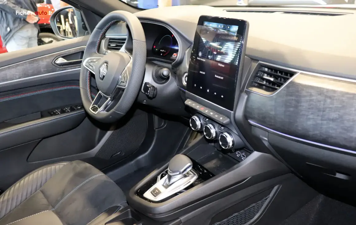 L'intérieur du Renault Arkana dévoile un écran tactile moderne, un volant multifonction et une console centrale épurée.