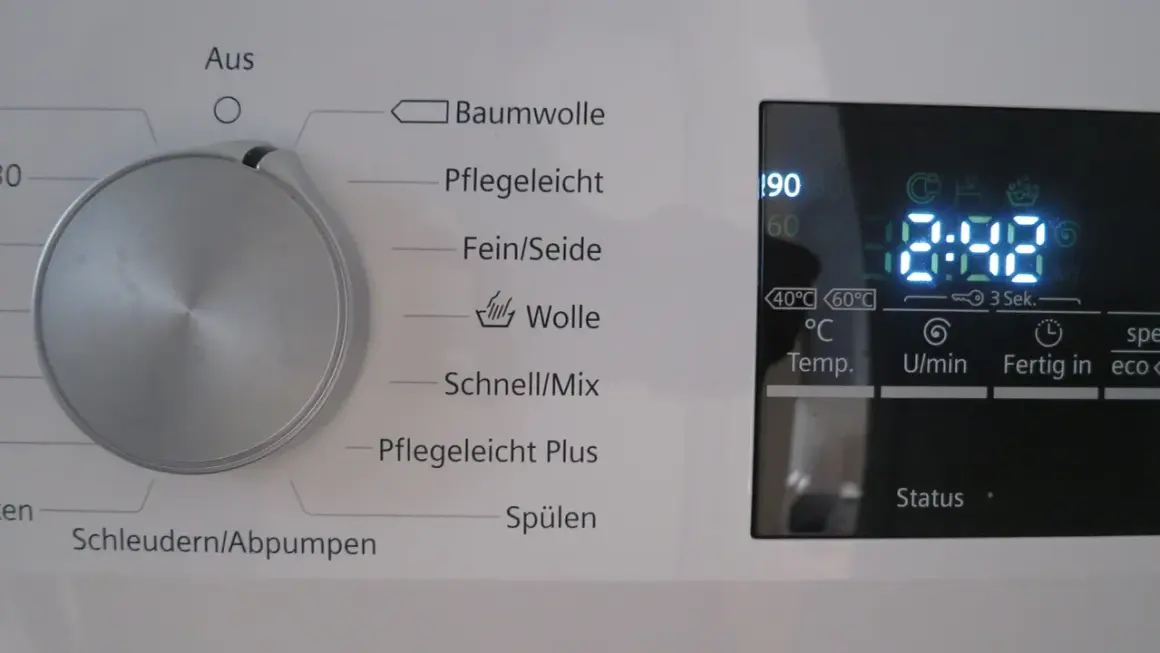 Waschmaschine reinigen 90 Grad: Das Display zeigt 90°C an. Der Drehregler ist auf "Aus" gestellt.