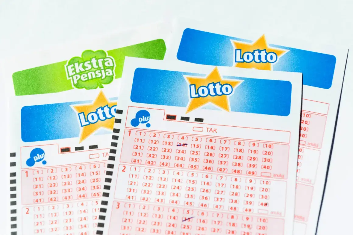 Kupony Lotto i Ekstra Pensja z zaznaczonymi polami do gry.