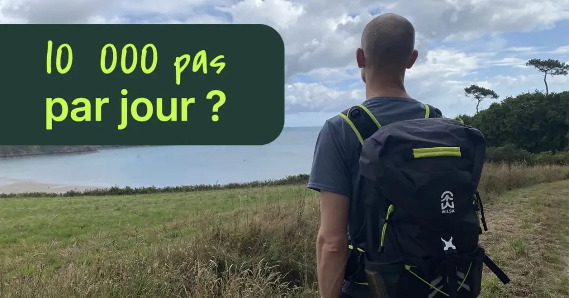 Un randonneur avec un sac à dos regarde la mer. Le texte "10 000 pas par jour ?" suggère une réflexion sur combien de kilomètres faut-il marcher par jour.