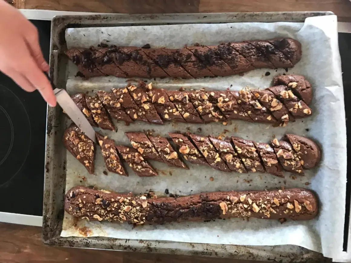 Chokladsnittar recept: nybakade, skurna och redo för ugnen. En härlig syn för alla chokladälskare!